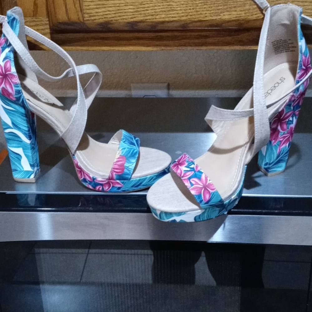 Shoedazzle tropical natalia size 9